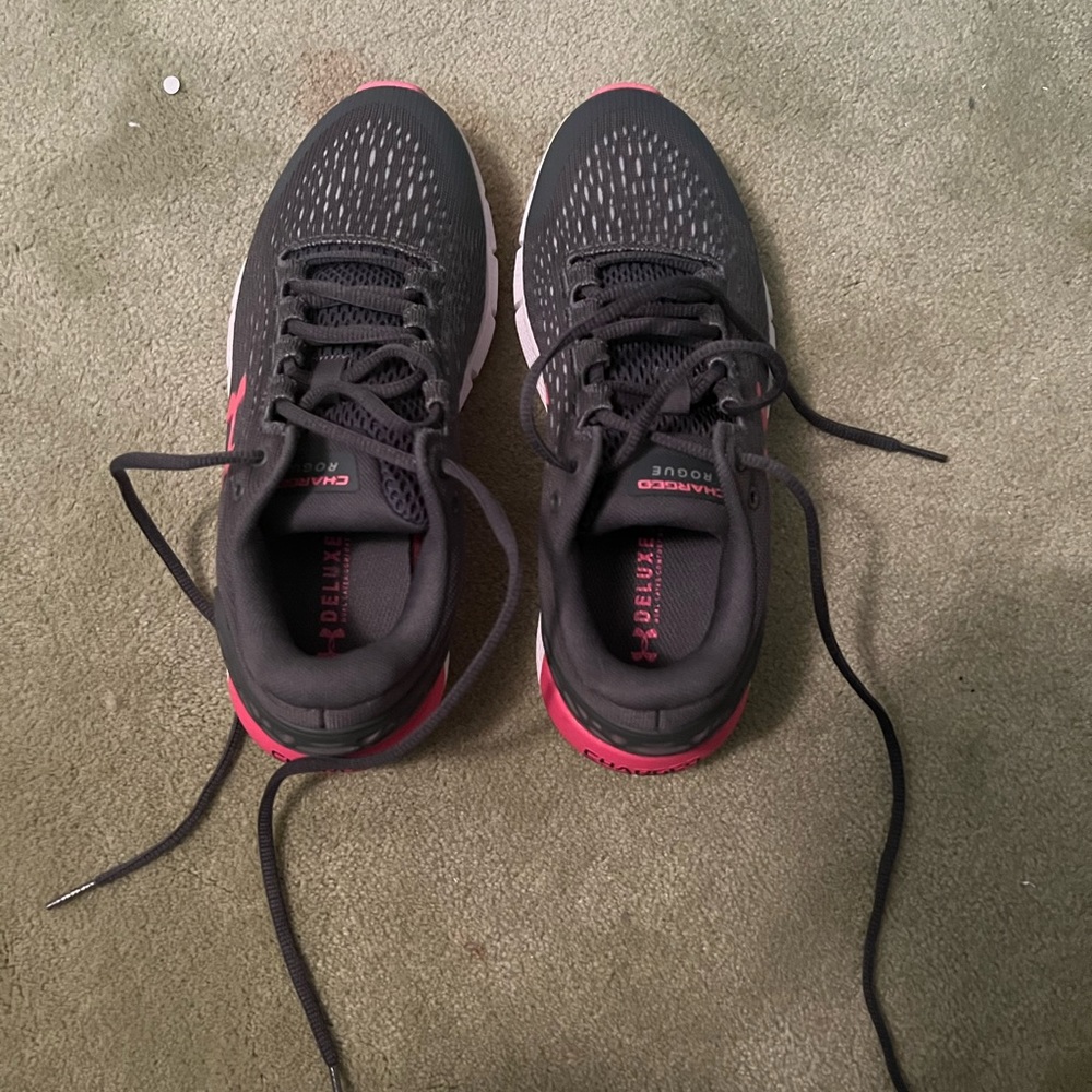 Tennis shoes